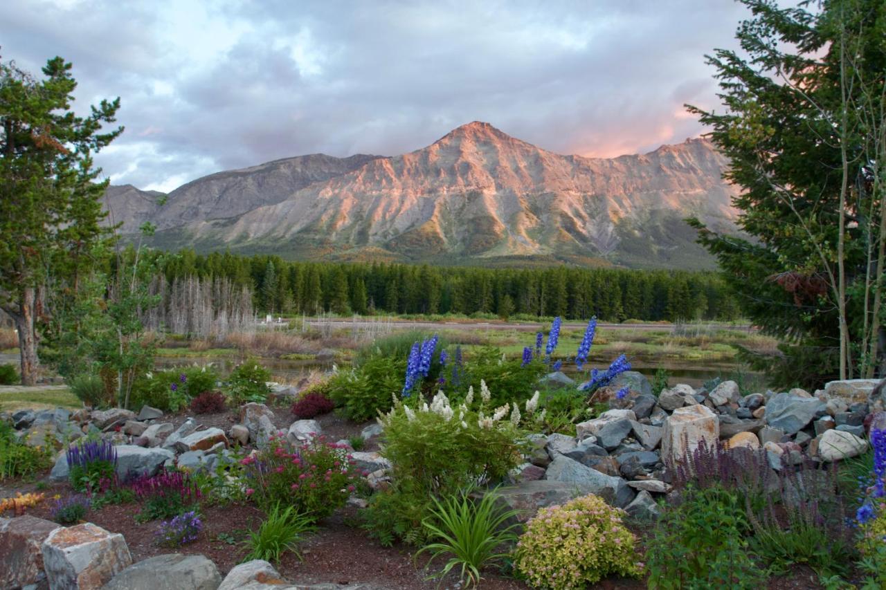 Summit Mountain Lodge And Steakhouse East Glacier Park Village Exterior photo